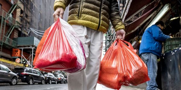 Bir daha asla plastik poşet kullanmayacaksınız! Bu ürünleri poşette saklayınca zehir saçılıyor